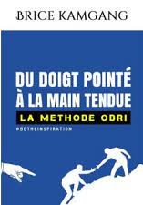 [00398] DU DOIGT POINTE A LA MAIN TENDUE